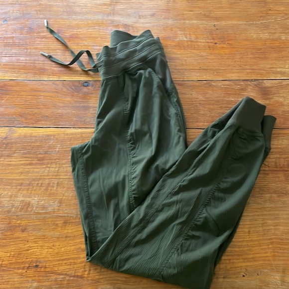 Lululemon Dance Studio Jogger Size 0 Army Green - Picture 3 of 5